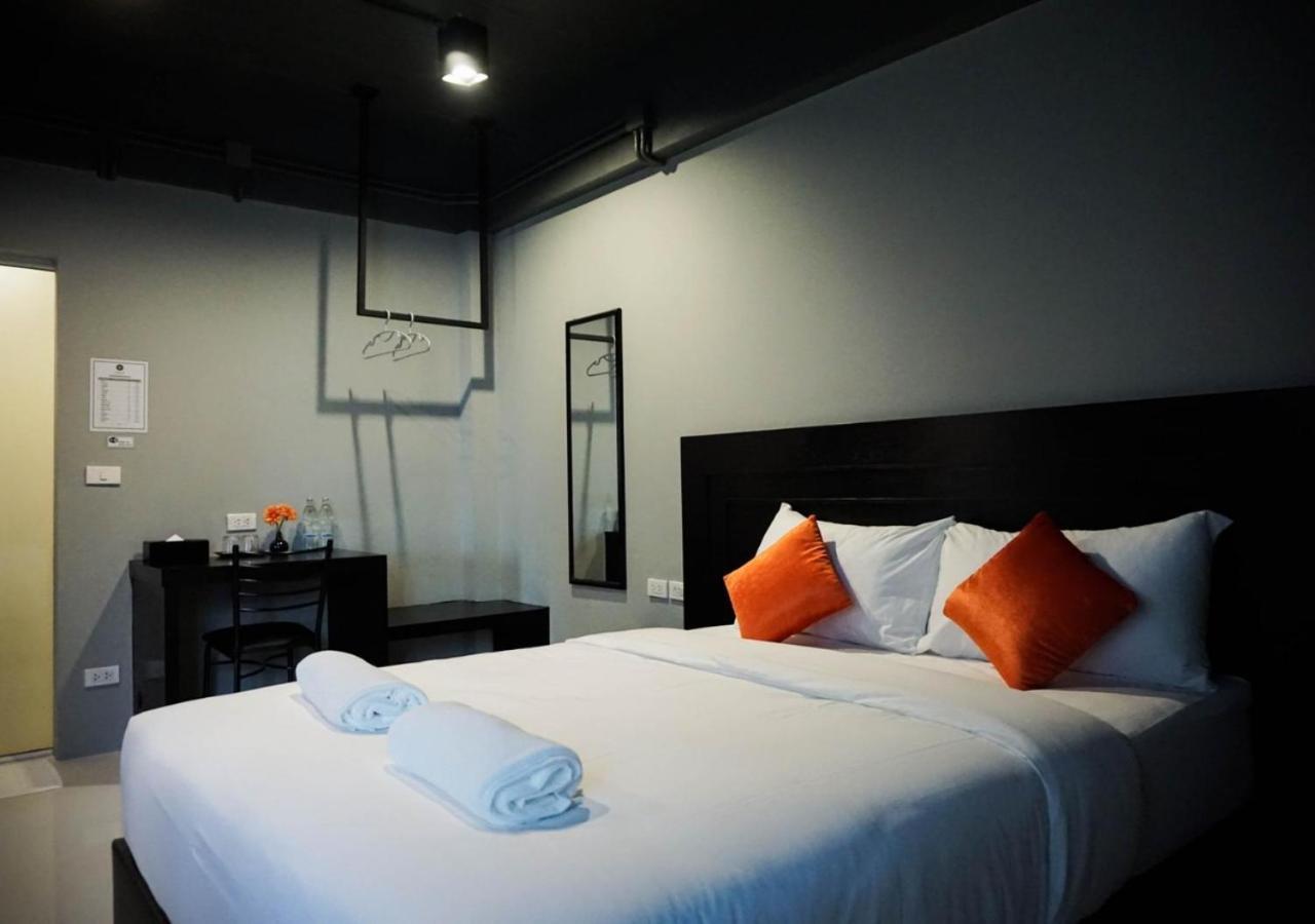 B-Black Hotel Chonburi Exterior photo