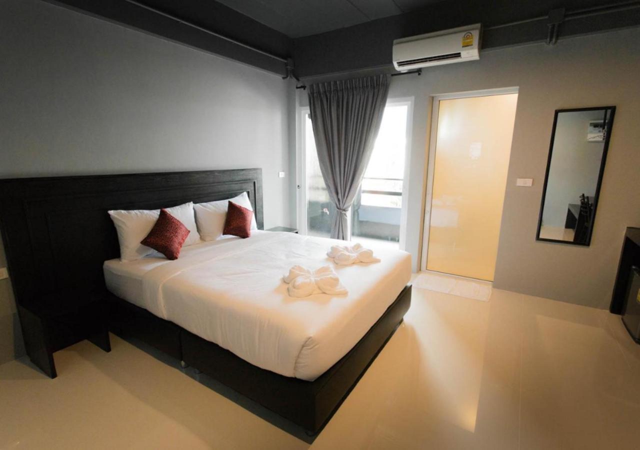 B-Black Hotel Chonburi Exterior photo