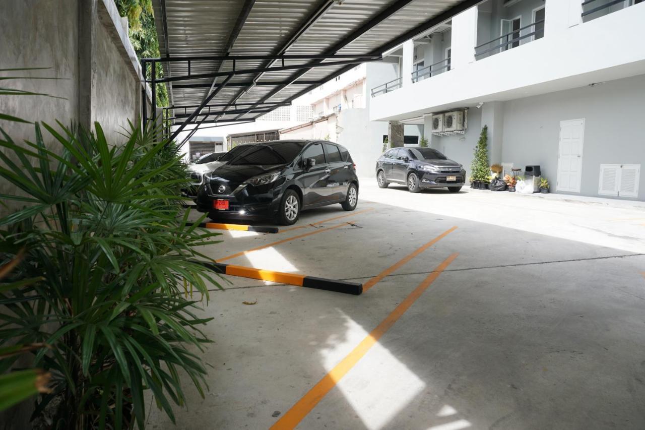 B-Black Hotel Chonburi Exterior photo